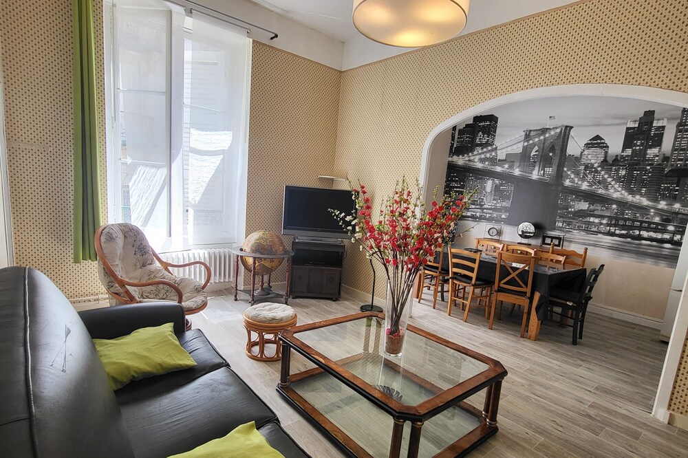 Large renovated apartment free wifi exceptional promo 1 week in August