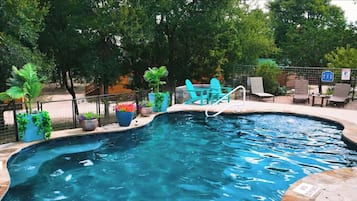 Utendørsbasseng og solsenger