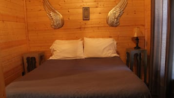 Deluxe Cabin #10 | 1 bedroom, premium bedding, individually decorated