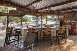BBQ/picnic area - Al's Hideaway Cabin and RV Rentals LLC (Pipe Creek)