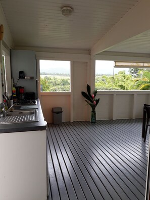 Fridge, microwave, stovetop, coffee/tea maker - CITRONELLA APARTMENT (PETIT-BOURG)