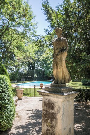 المنطقة المحيطة بالمنشأة