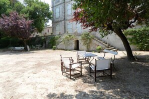 تناول الطعام بالخارج