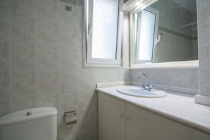 สแตนดาร์ดอพาร์ทเมนท์, วิวทะเล | ห้องน้ำ | ของใช้ในห้องน้ำฟรี, ไดร์เป่าผม (มีให้บริการตามคำขอ), ผ้าเช็ดตัว