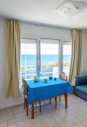 高级公寓, 海景 | 起居区 | 平板电视