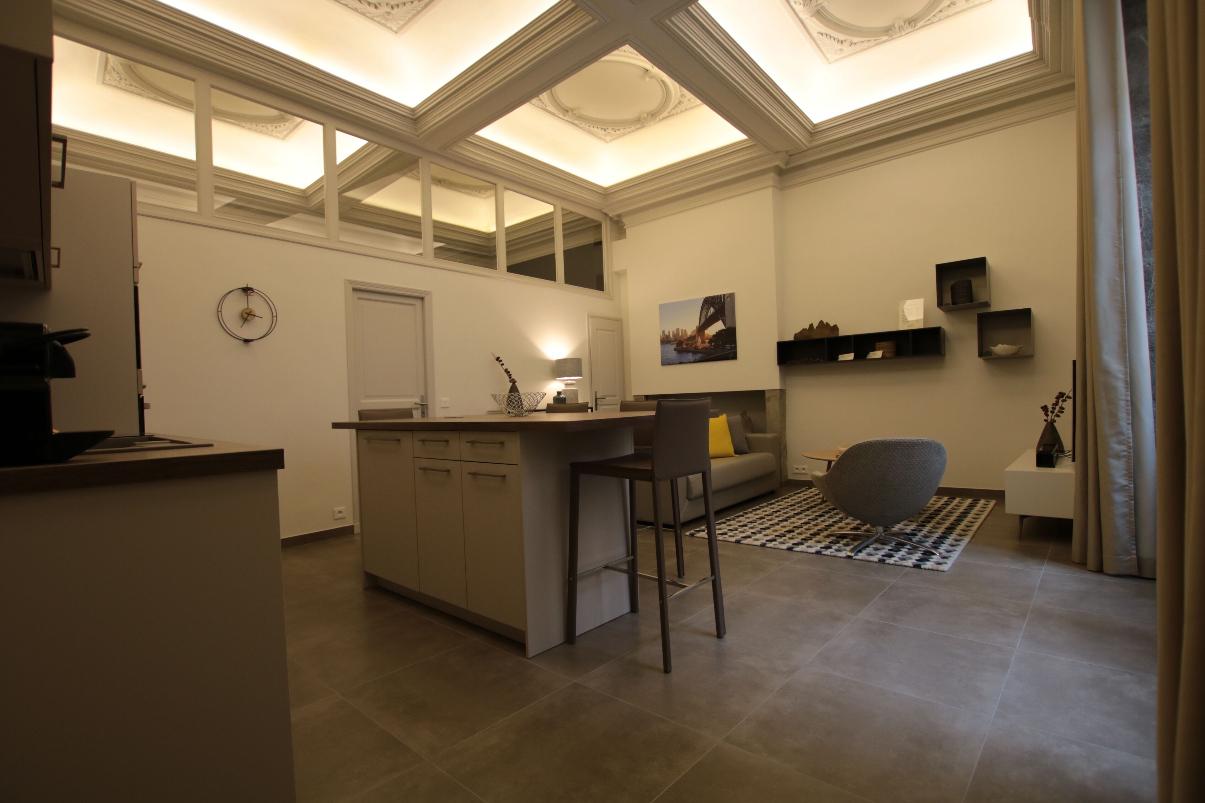 Una televisión, un futbolín