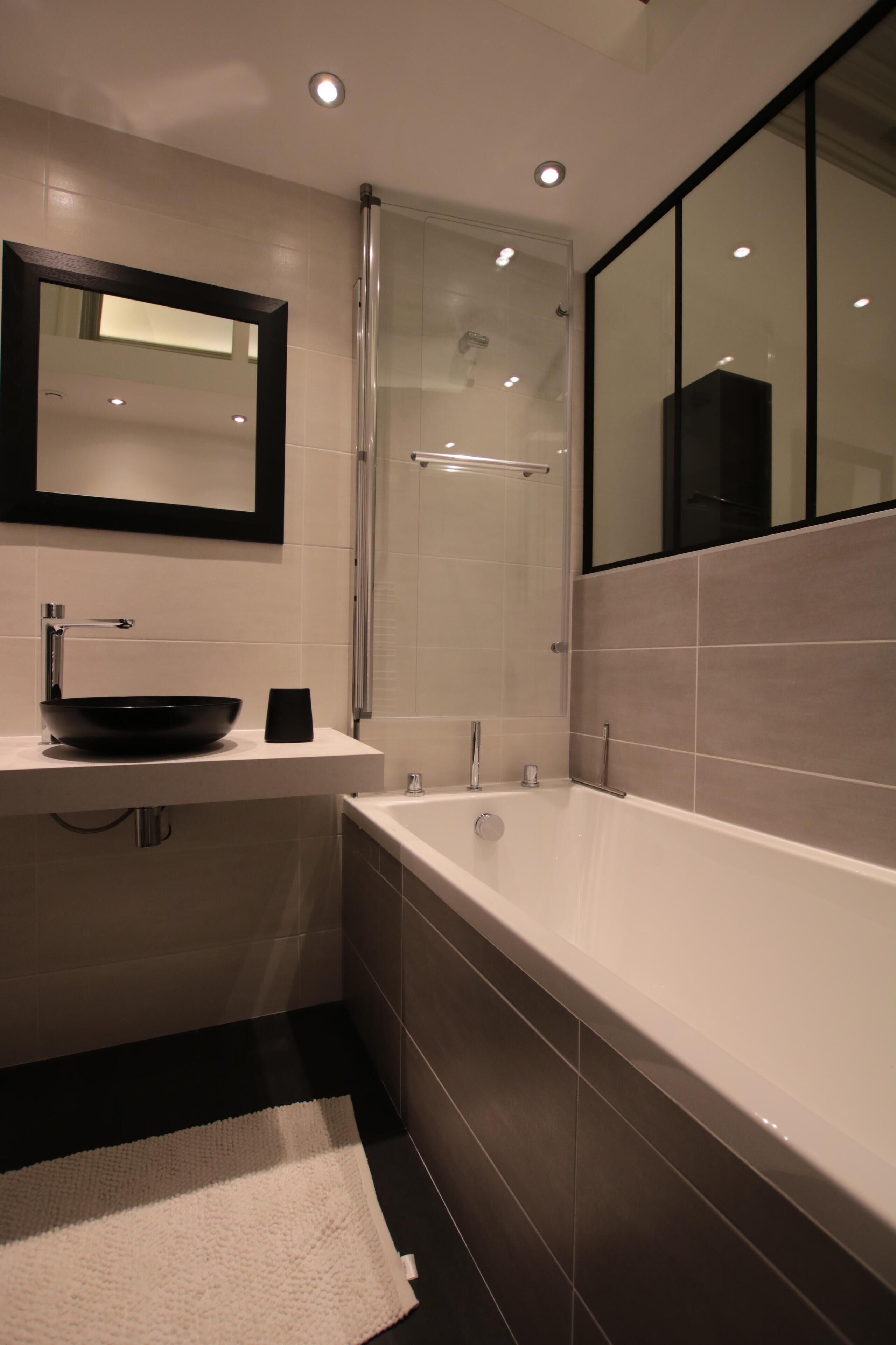 Ensemble douche/baignoire, sèche-cheveux, serviettes fournies, savon