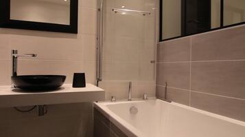 Ensemble douche/baignoire, sĂšche-cheveux, serviettes fournies, savon