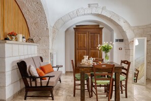 Suite Junior, pemandangan kebun (Cummersa Leopardi) | Area keluarga | Smart TV 32-inci dengan saluran TV satelit