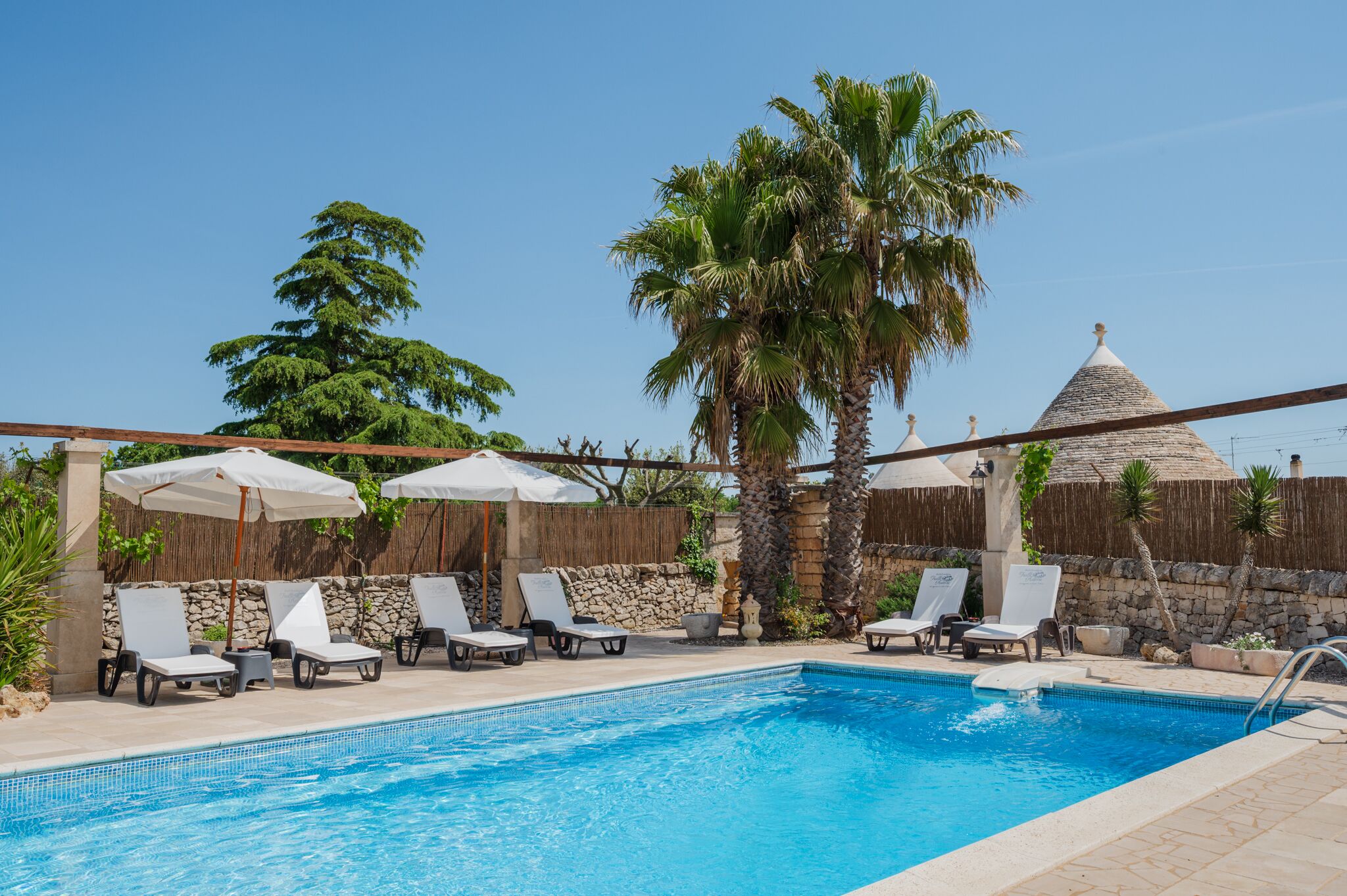 15 piscinas externas, funciona das 8h às 20h, guarda-sóis