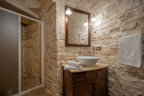 Junior Suite, Pool View (Trullo Verga) | Bilik Mandi | Pancuran mandi, kelengkapan dandanan diri percuma, pengering rambut