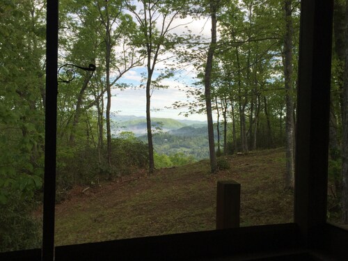Escape to your cozy 2-bedroom cabin near DuPont State Forest