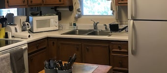 Escape to your cozy 2-bedroom cabin near DuPont State Forest
