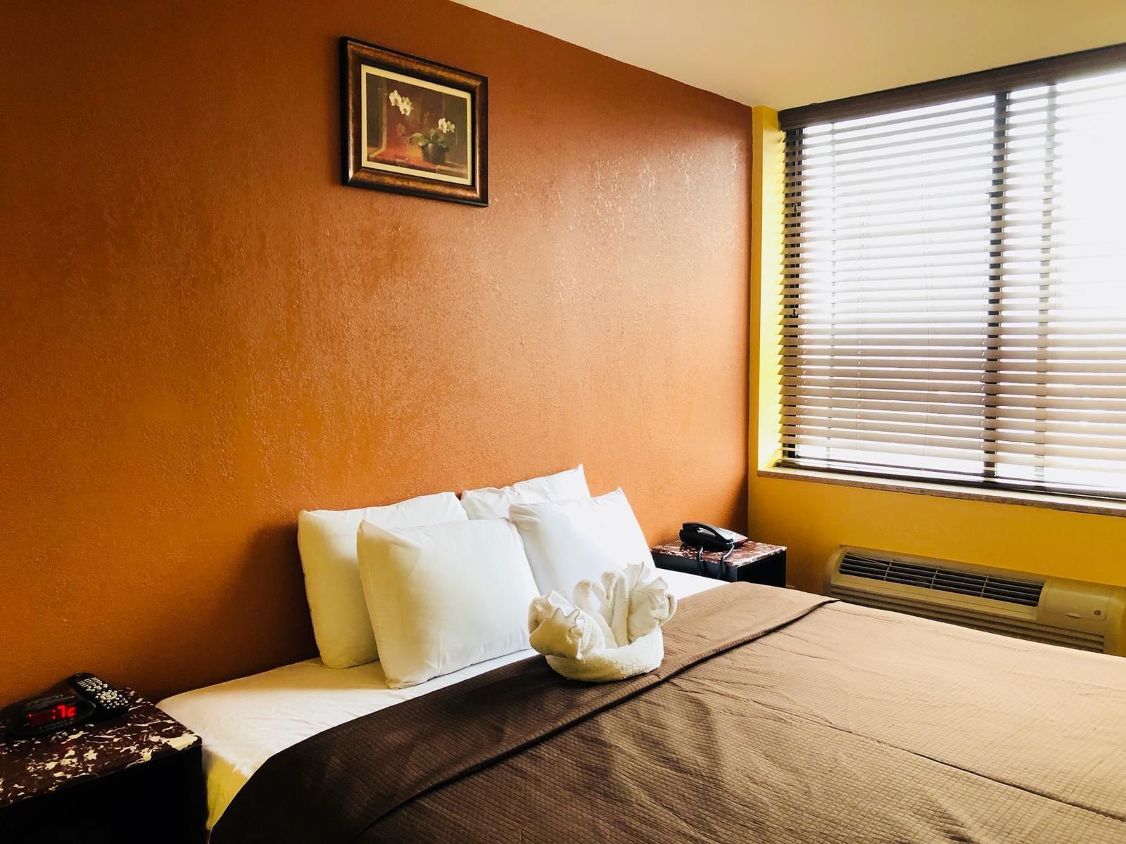 Single Room, 1 King Bed, Non Smoking | Free WiFi, bed sheets