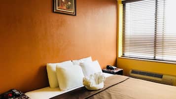 Single Room, 1 King Bed, Non Smoking | Free WiFi, bed sheets