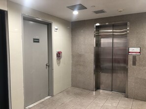 Flat-screen TV - The Vue Hotel Express (Brooklyn)