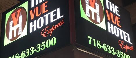 Fachada da propriedade à noite