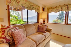 TV, fireplace, DVD player, books - Lakefront Cabin with Breathtaking Views, Free WiFi, Fireplace, and Private Dock (Manson)