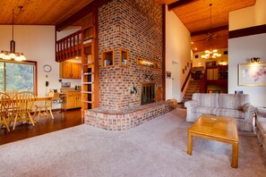 TV, fireplace, DVD player, books - Lakefront Cabin with Breathtaking Views, Free WiFi, Fireplace, and Private Dock (Manson)