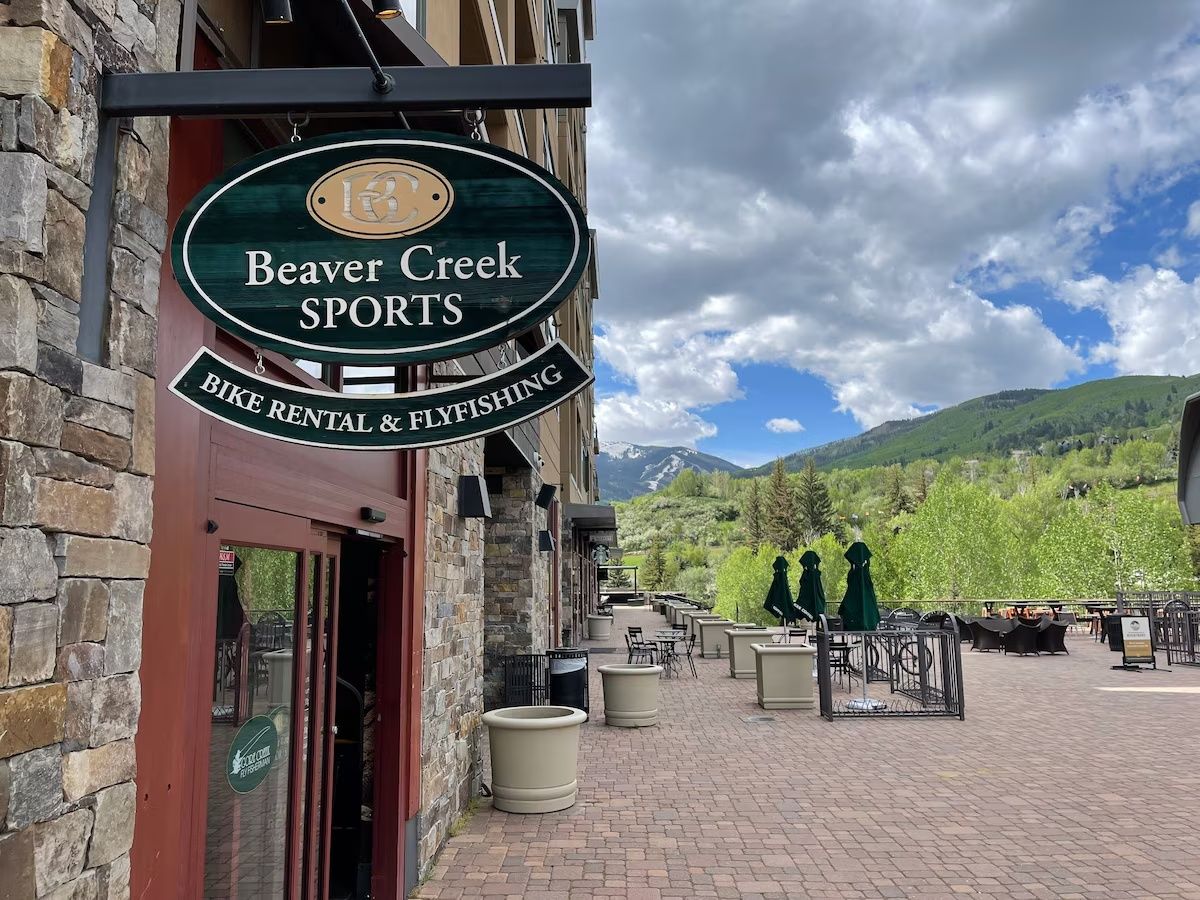 Ein Gebäude mit einem Schild für Beaver Creek Sports, welches Fahrradverleih und Fliegenfischen anbietet.