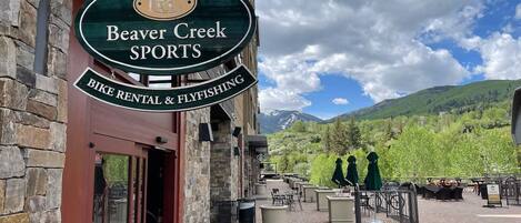 Ein Gebäude mit einem Schild für Beaver Creek Sports, welches Fahrradverleih und Fliegenfischen anbietet.