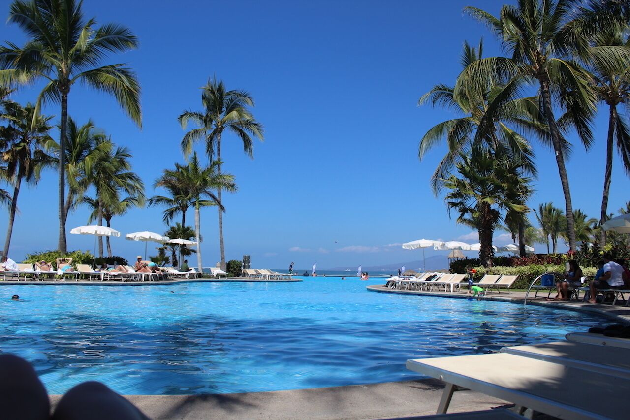 Een buitenzwembad en een verwarmd zwembad