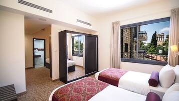 标准四人房 | 客房内保险箱、办公桌、笔记本电脑工作区、隔音