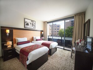 In-room safe, desk, laptop workspace, soundproofing - New Capitol Hotel - Jerusalem (Jerusalem)