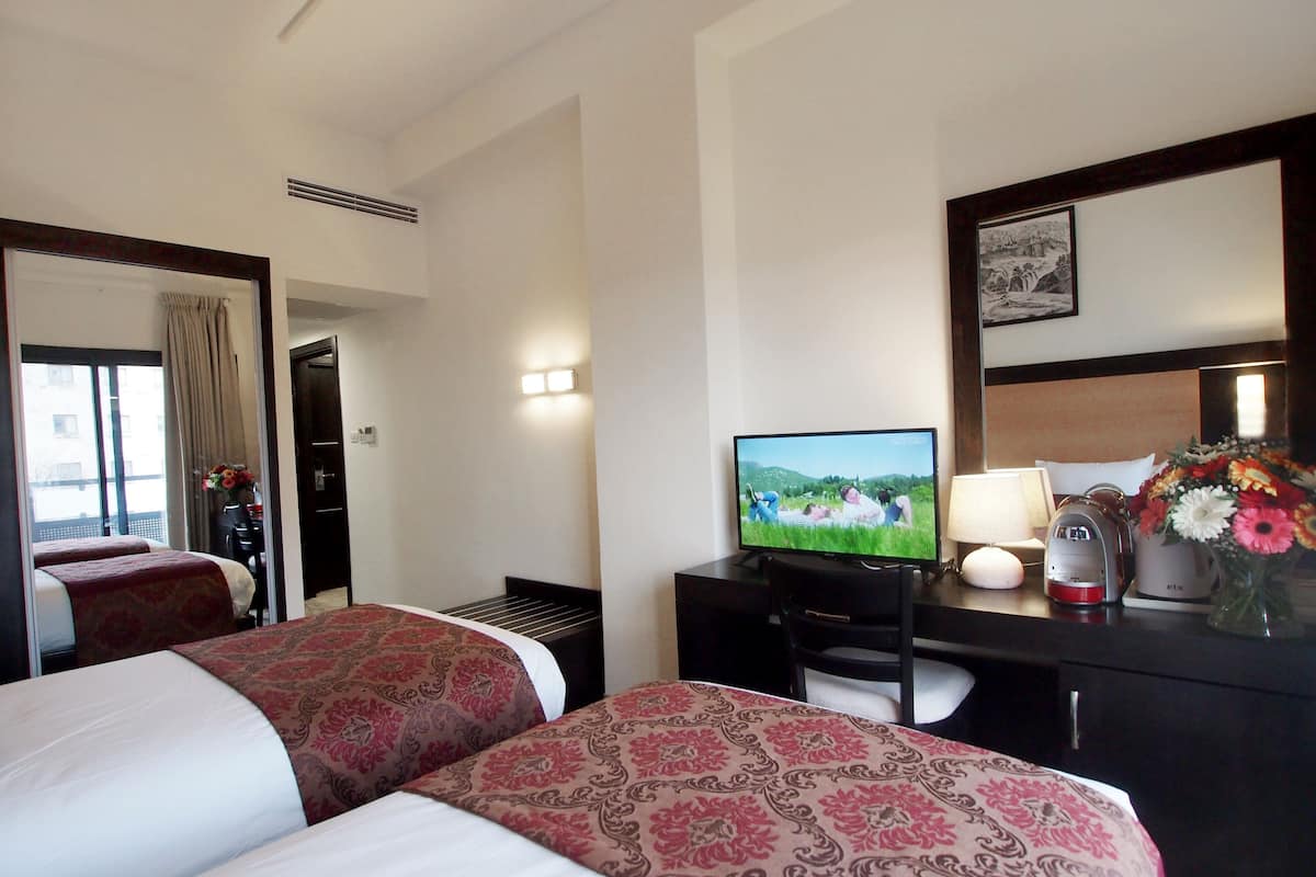 Standard Twin Room | In-room safe, desk, laptop workspace, soundproofing