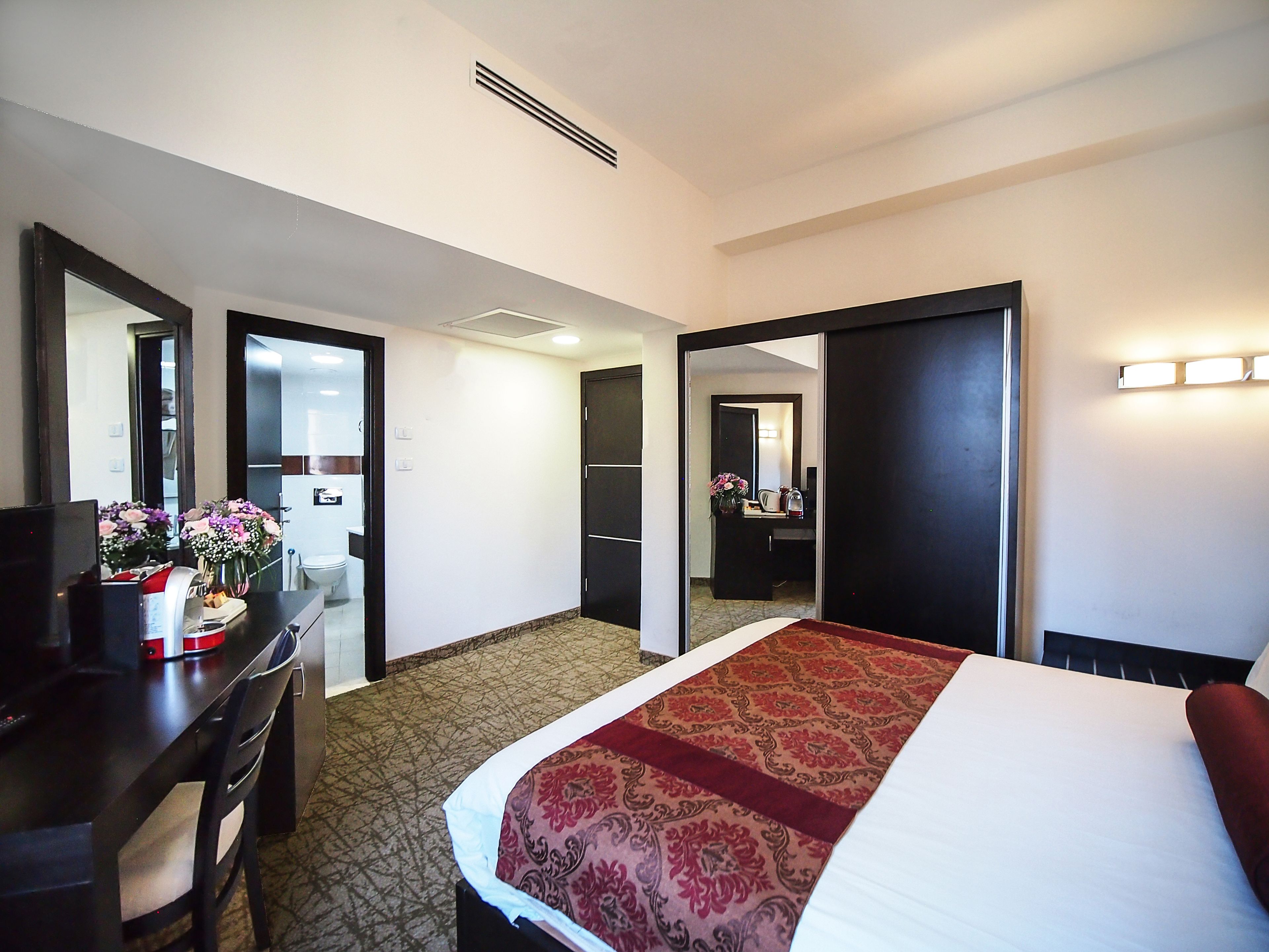 standard double room | 1 bedroom, in-room safe, desk, laptop workspace