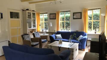 Cottage (Woudhuis) | Living area | LCD TV, fireplace, DVD player