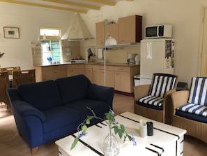 Cottage (Woudhuis) | Living room | LCD TV, fireplace, DVD player