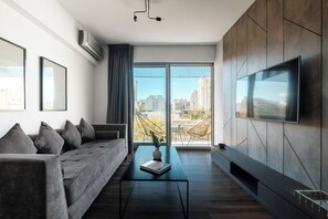 华丽公寓 | 起居区 | 40-英寸智能电视 （配备有线频道）、电视