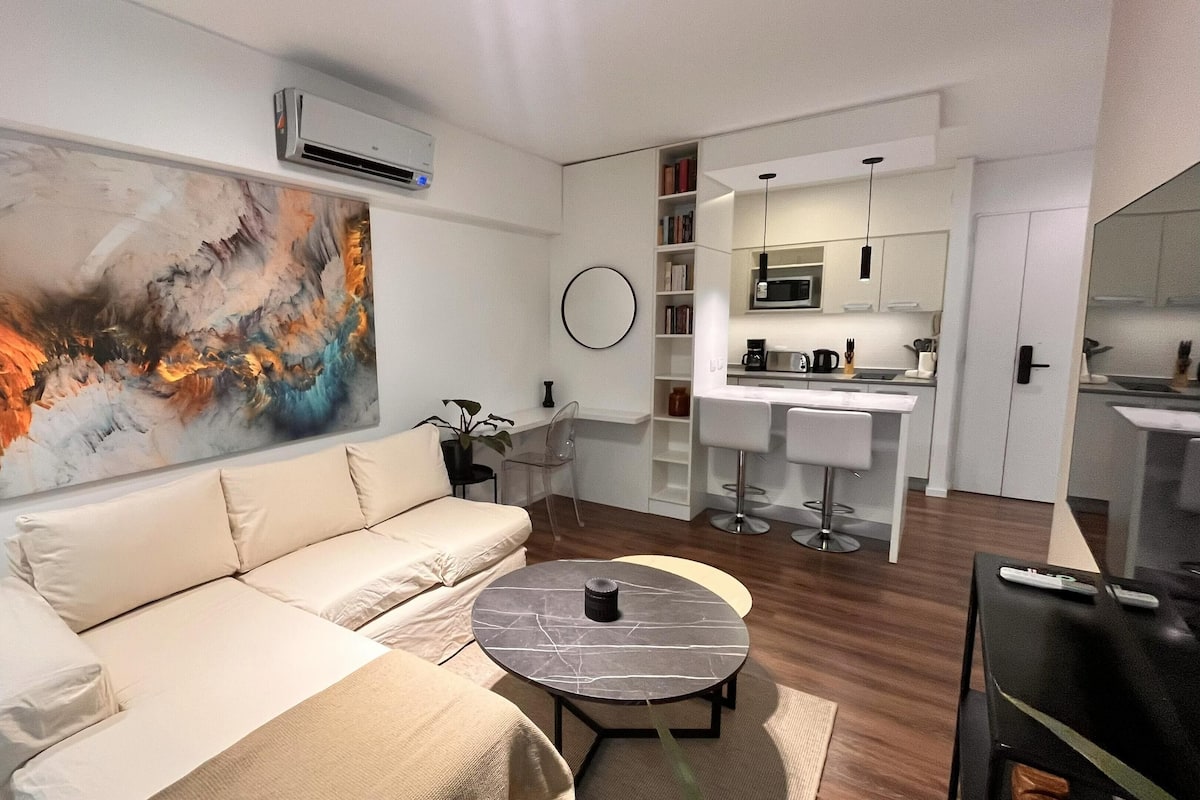 Apartemen Standar, 1 Tempat Tidur Queen, Bebas Asap Rokok, dapur | Ruang keluarga | Smart TV 40-inci dengan saluran TV kabel dan TV