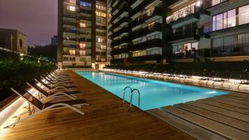 Kolam renang tertutup, kolam renang terbuka, kerusi lepak pantai