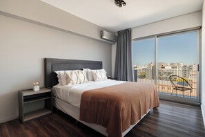 Appartement, 2 slaapkamers | Hypoallergeen beddengoed, donzen dekbedden, pillowtop-bedden