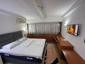 Habitación clásica doble, vistas a la ciudad | Sistema de insonorización y wifi gratis