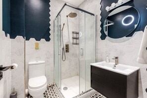 Departamento superior | Baño | Regadera, regadera tipo lluvia, amenidades de baño gratuitas 