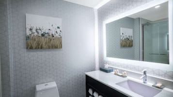 Kombinasi shower/bathtub, pengering rambut, dan handuk