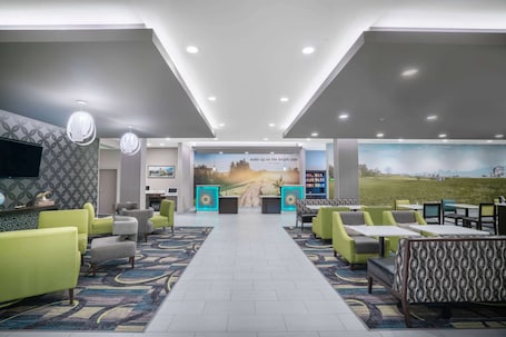 Lobby. La Quinta Inn & Suites by Wyndham West Memphis