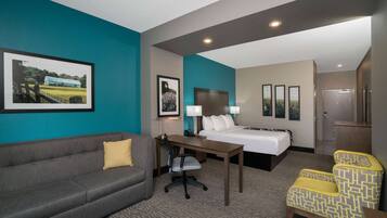 Camas con pillow-top, escritorio y tabla de planchar con plancha