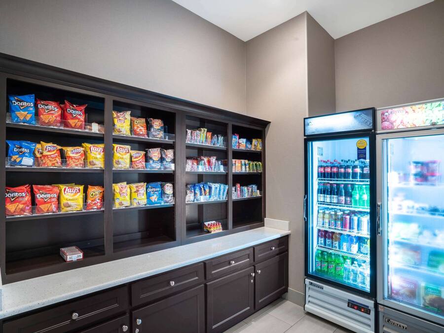 Area con distributori automatici di snack e bevande assortite.