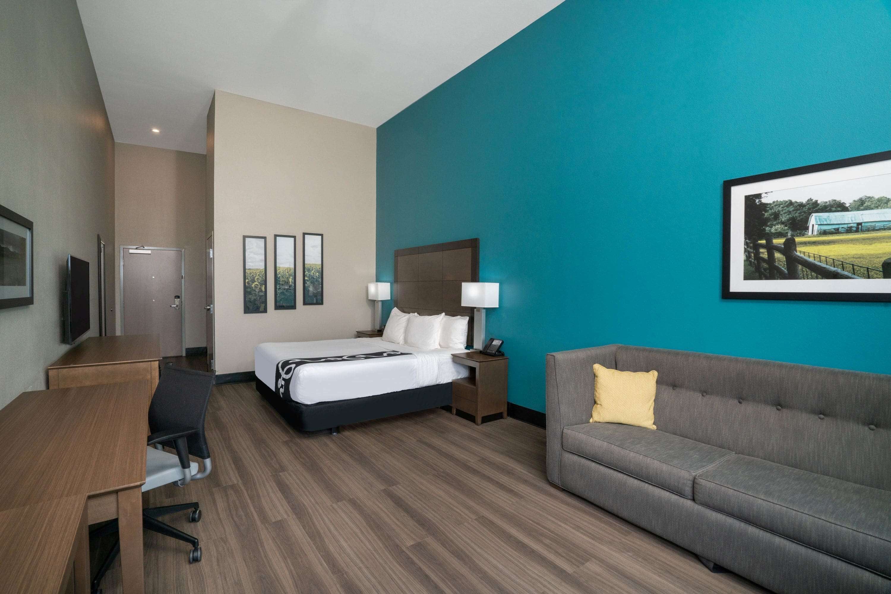 Deluxe Room, 1 King Bed with Sofa bed, Non Smoking | Pillowtop beds, desk, iron/ironing board, free WiFi