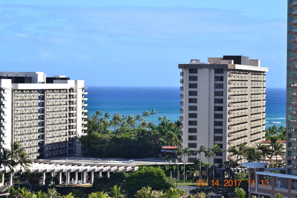 COZY STUDIO WITH WAIKIKI, OCEAN AND DIAMOND HEAD VIEW (FREE WI-FI.)