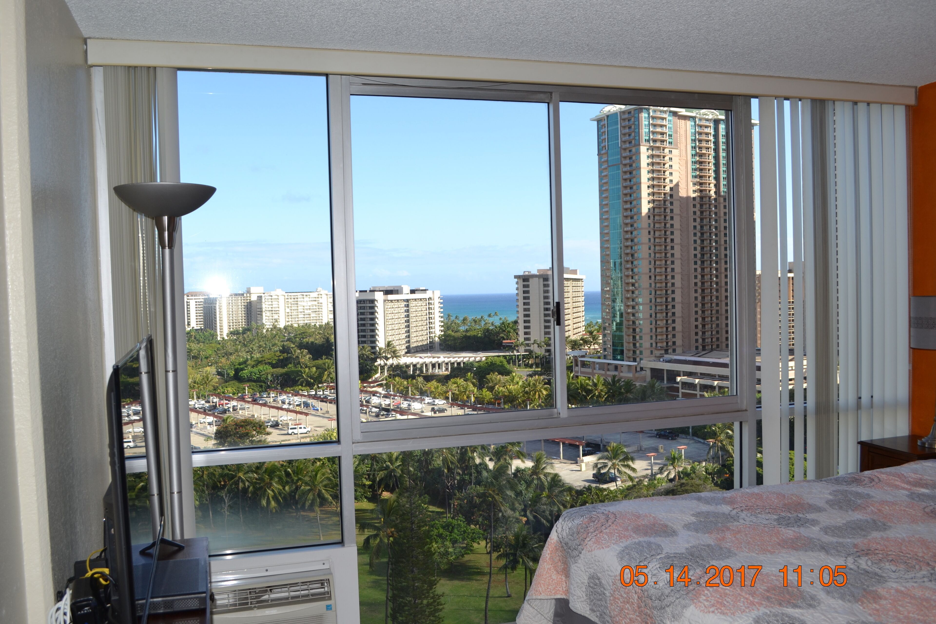 COZY STUDIO WITH WAIKIKI, OCEAN AND DIAMOND HEAD VIEW (FREE WI-FI.)  