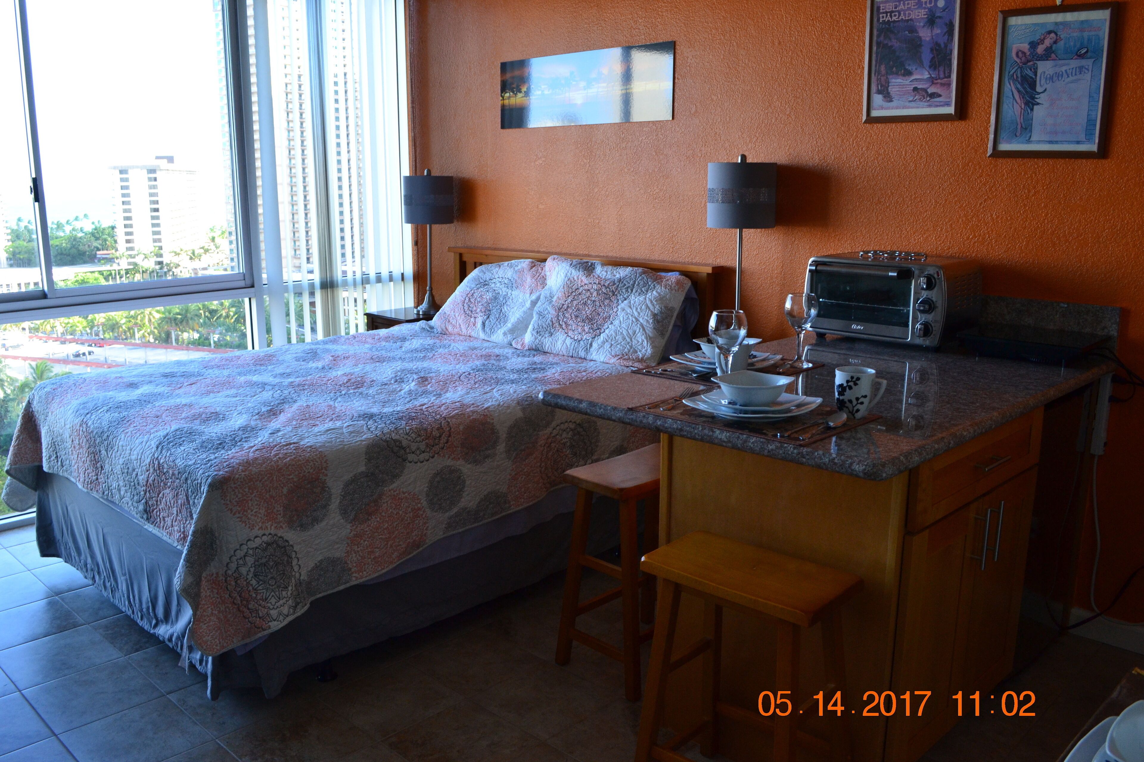 COZY STUDIO WITH WAIKIKI, OCEAN AND DIAMOND HEAD VIEW (FREE WI-FI.)  