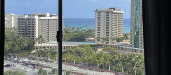 COZY STUDIO WITH WAIKIKI, OCEAN AND DIAMOND HEAD VIEW. FREE WI-FI.  