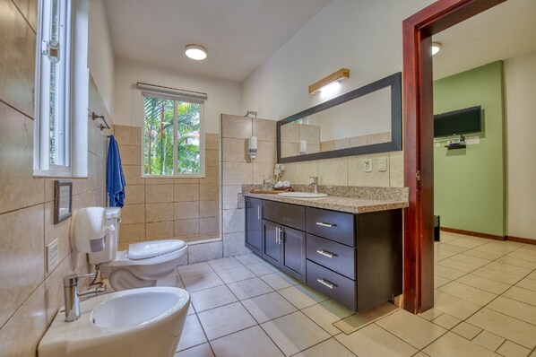 Un baño moderno con inodoro, bidé y lavamanos.