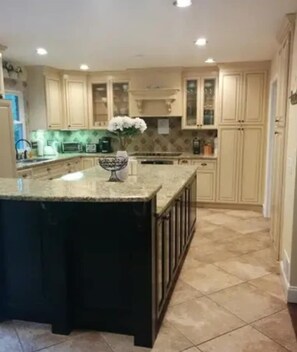 Fridge, microwave, oven, stovetop - Admiral's Club, wide cove, spa, pool/ping pong/air hockey/poker tables (Gainesville)