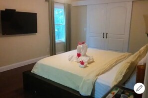 4 bedrooms, iron/ironing board, Internet, bed sheets